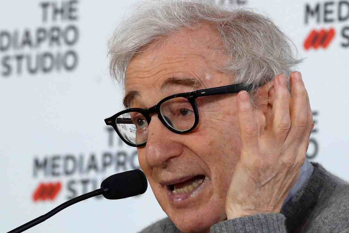Woody Allen parla al microfono