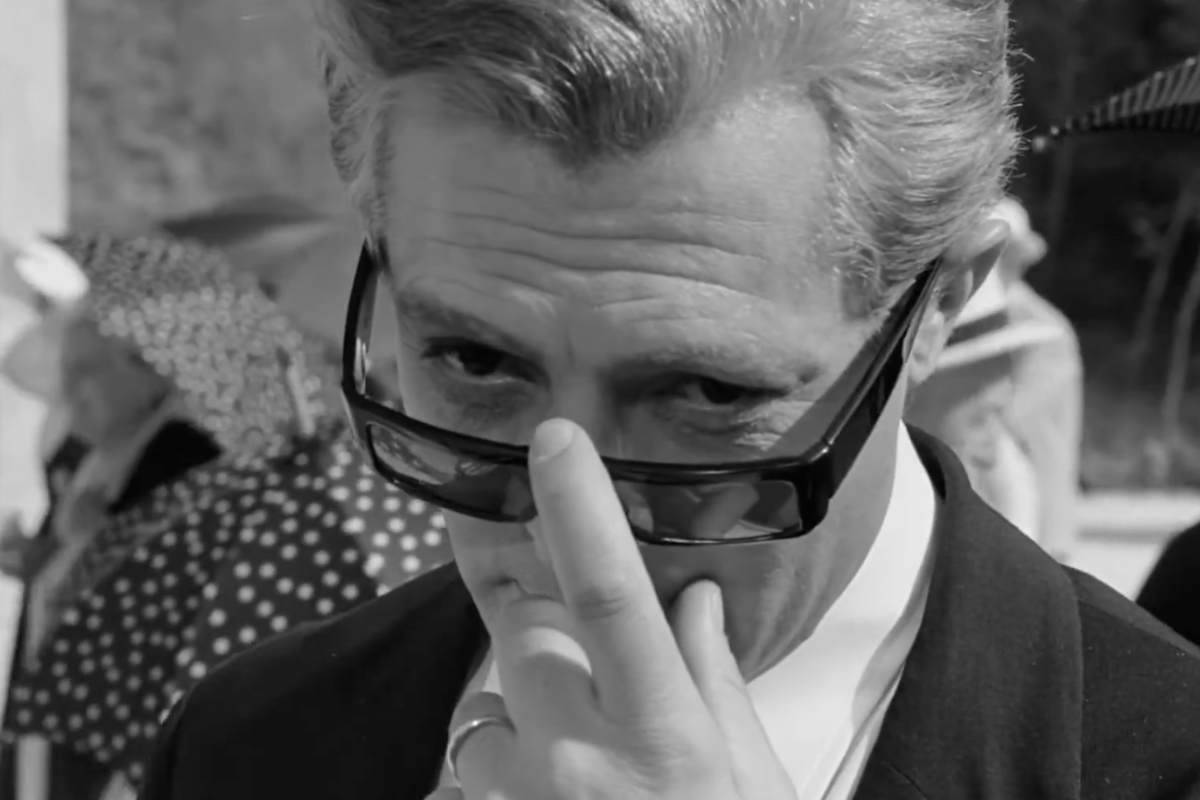 Marcello Mastroianni si abbassa gli occhiali da sole