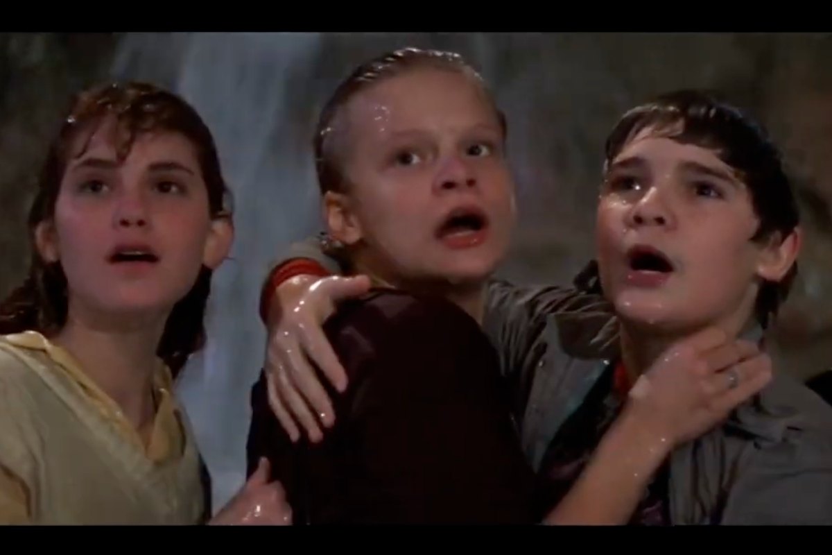 Parte del cast dei Goonies stupiti di fronte alla nave di Willy l'Orbo