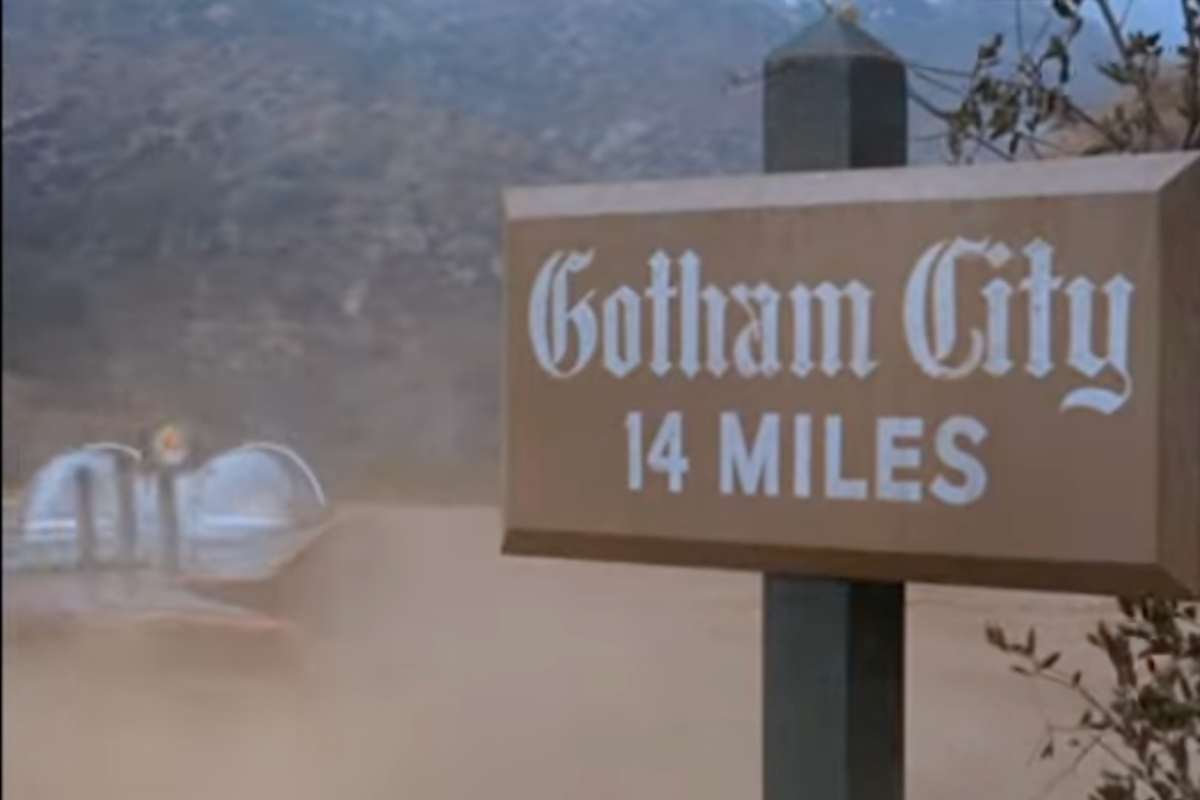 il cartello Gotham City e la macchina di Batman
