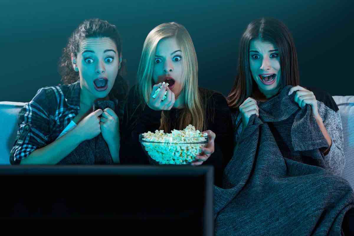 Tre donne sedute sul divano con pop corn in mano
