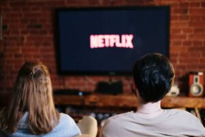 Coppia che guarda in tv Netflix