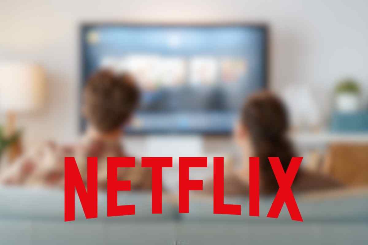 Sfondo appannato con due persone che guardano la tv e la scritta Netflix