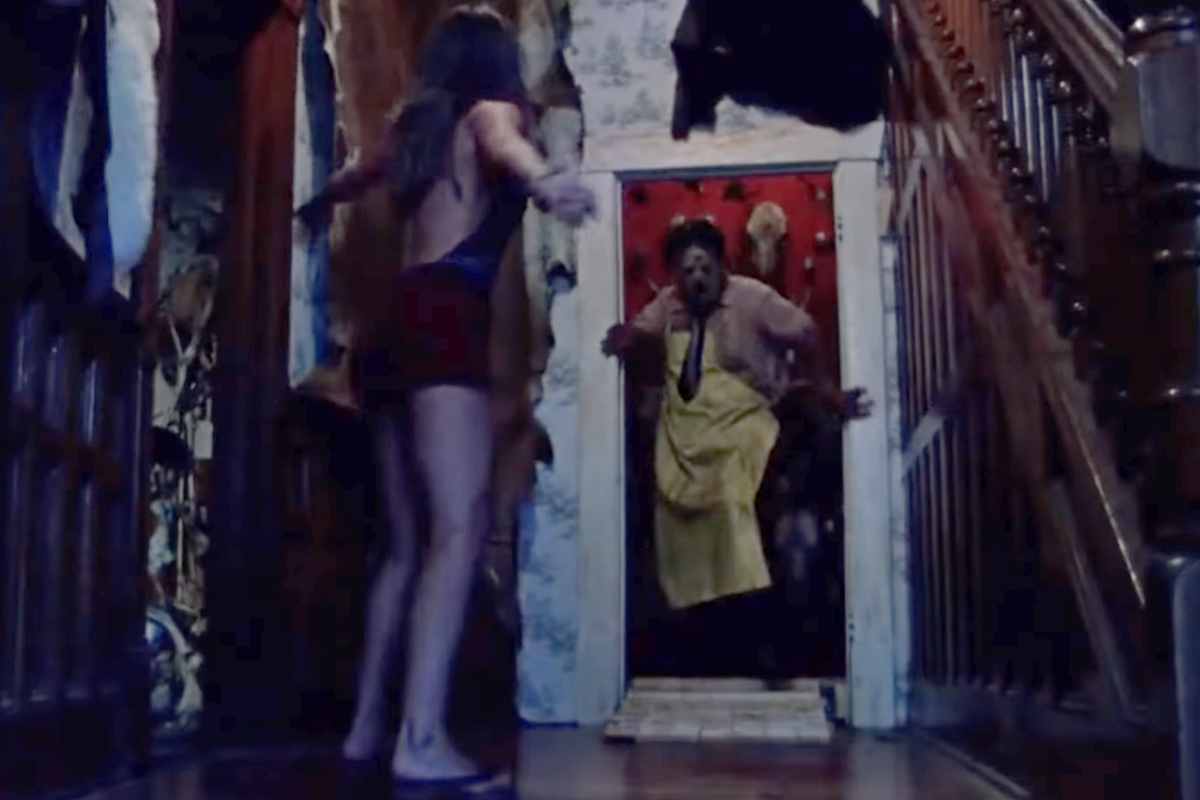 Una scena del film Non aprite quella porta, Leatherface che insegue una ragazza