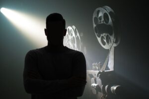 Cinepresa antica e uomo in primo piano