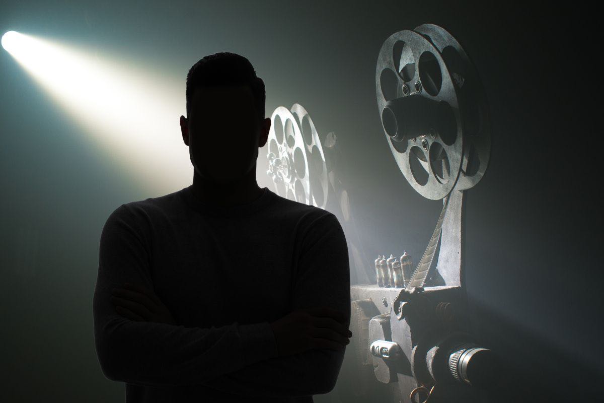 Cinepresa antica e uomo in primo piano