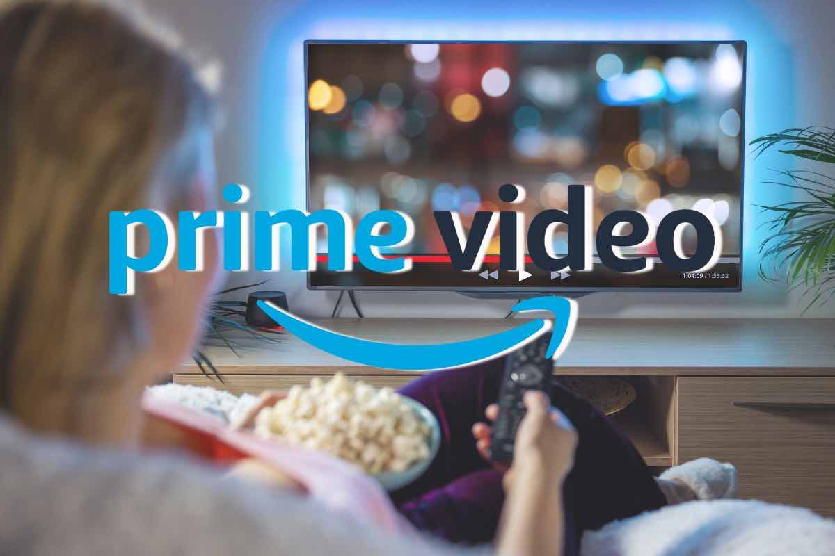Persona con telecomando in mano di fronte la tv e logo Prime Video