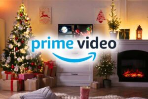 Salotto con addobbi di Natale e logo Prime Video