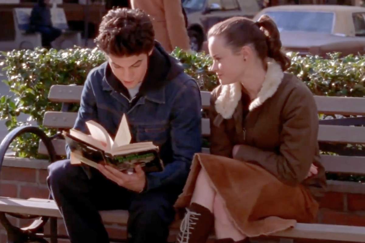Alexis Biedel e Milo Ventimiglia con un libro in mano