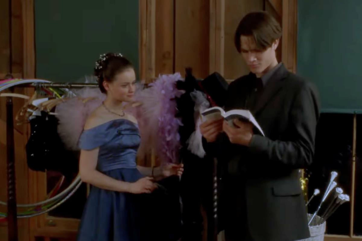 Alexis Biedel e Jared Padalecki leggono un libro