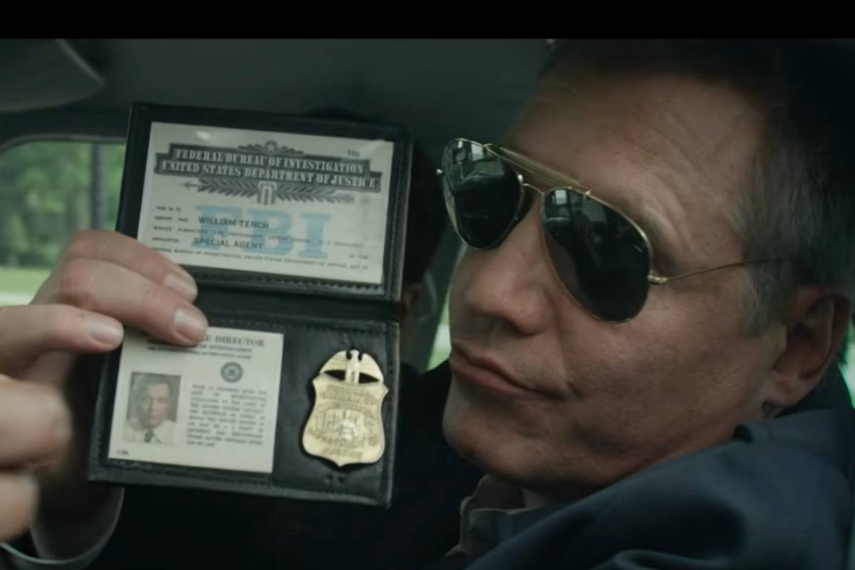 Holt McCallany mostra il distintivo in una scena di Mindhunter