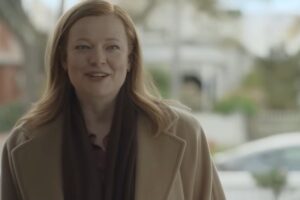 Sarah Snook nei panni di Marissa veste un cappotto e si capisce che sta parlando con qualcuno di fronte a sé