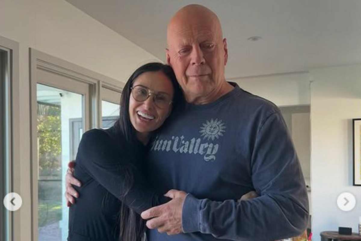 Demi Moore e Bruce Willis abbracciati
