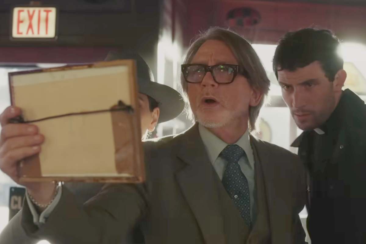 Daniel Craig in una scena del film con altri attori indaga