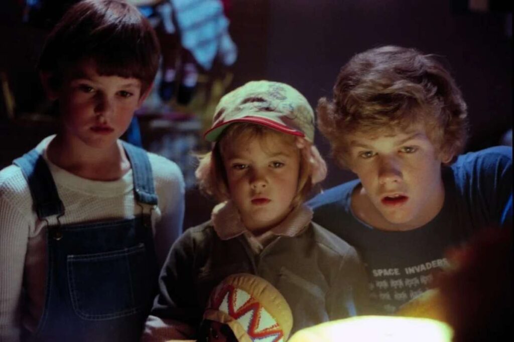 Henry Thomas, Drew Barrymore e Robert MacNaughton in una scena di E.T. L'Extraterrestre