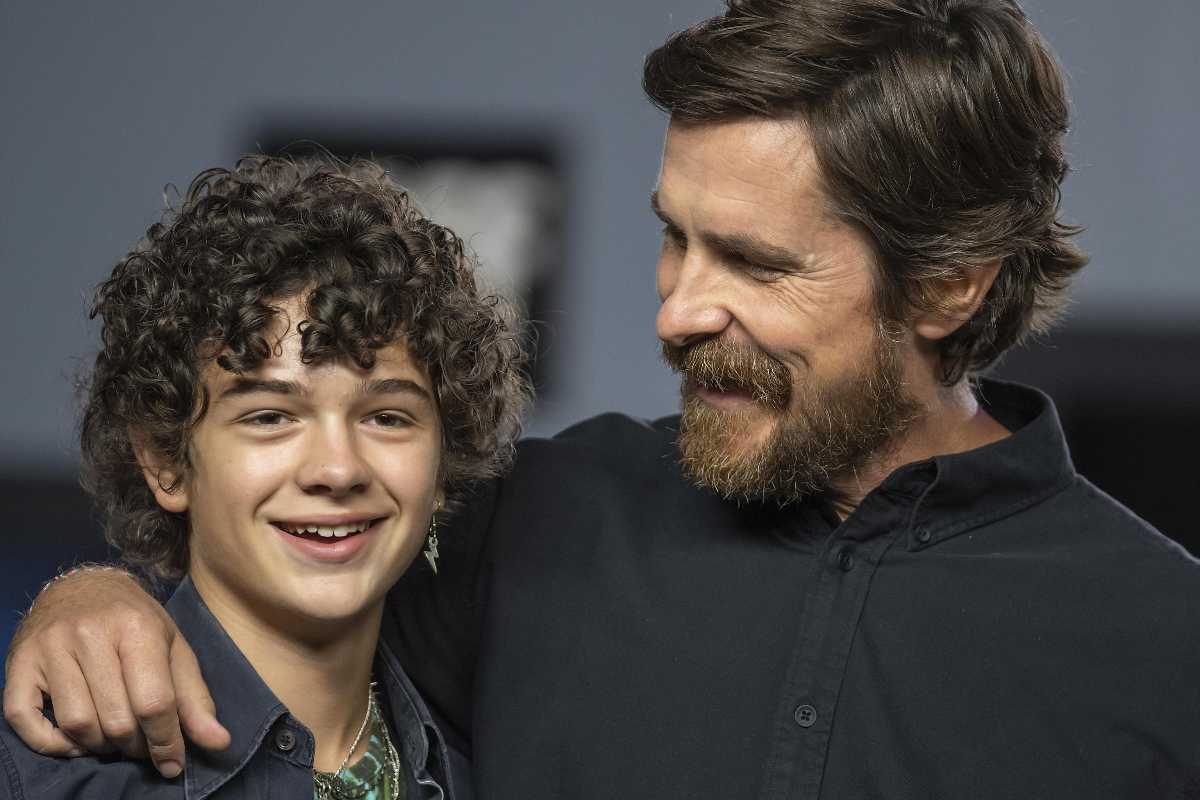 Christian Bale abbraccia un giovane attore