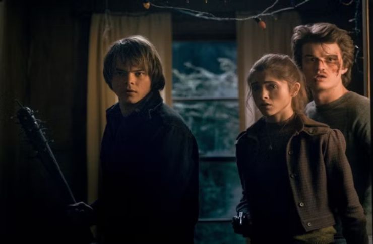 Natalia Dyer, Joe Keery e Charlie Heaton in una delle scene più iconiche della prima stagione di Stranger Things