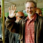 Steven Spielberg con la mano destra alzata saluta