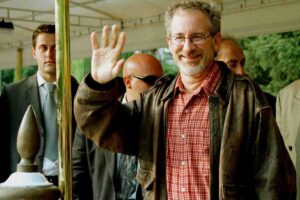Steven Spielberg con la mano destra alzata saluta