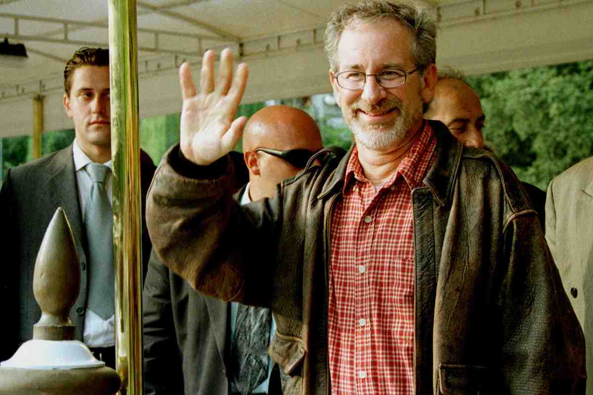 Steven Spielberg con la mano destra alzata saluta