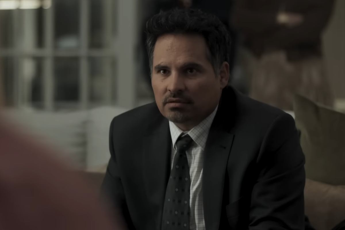 Michael Peña interpreta il detective della serie, è seduto su un divano mentre parla con qualcuno di fronte a sé