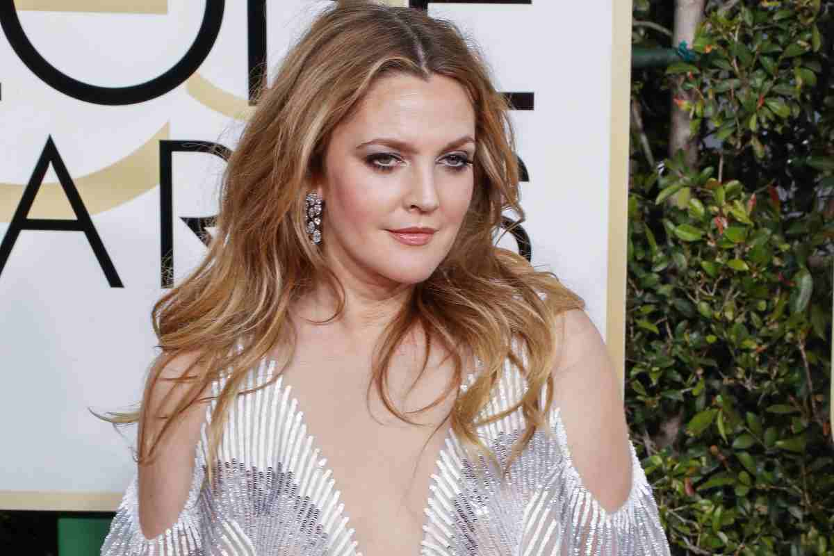 Drew Barrymore in posa sul red carpet dei Golden Globe Awards 
