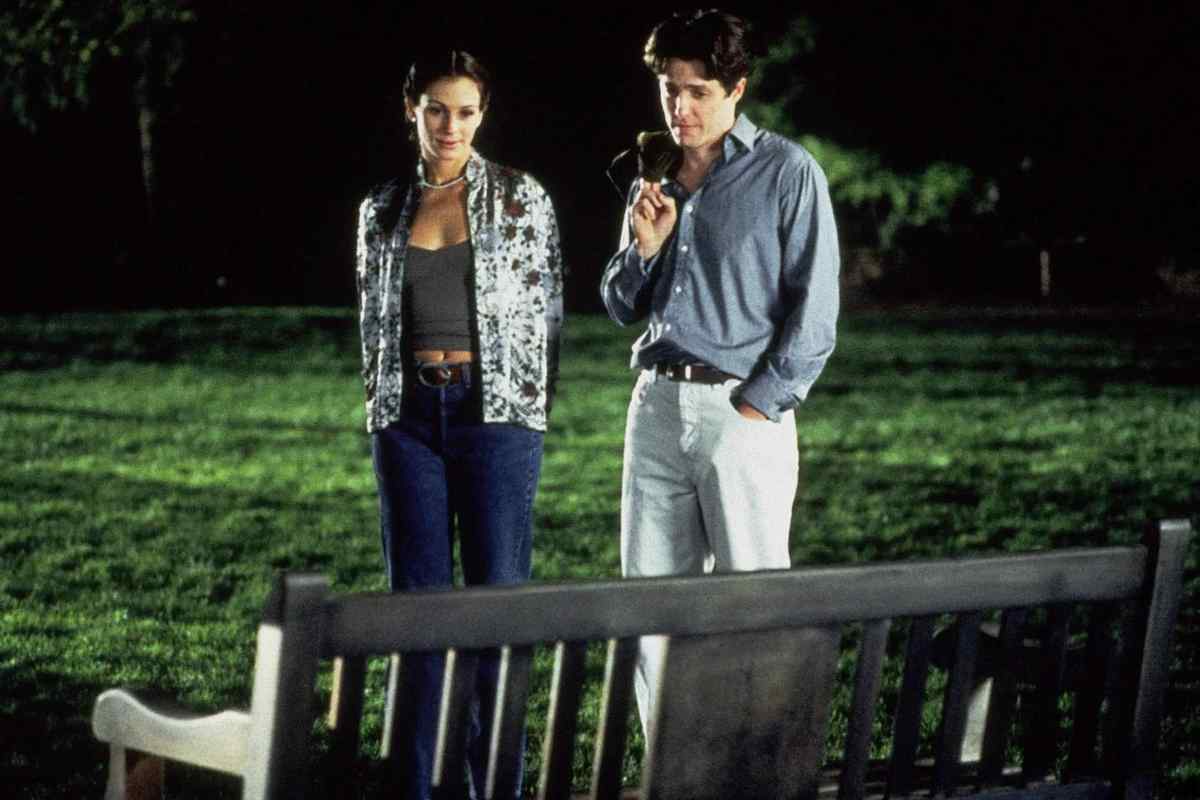 Hugh Grant e Julia Roberts che osservano una panchina in una scena iconica di Notting Hill
