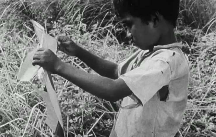 Bimbo triste che controlla i danni all'acquilone