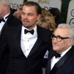 Leonardo DiCaprio abbraccia Martin Scorsese entrambi indossano uno smoking