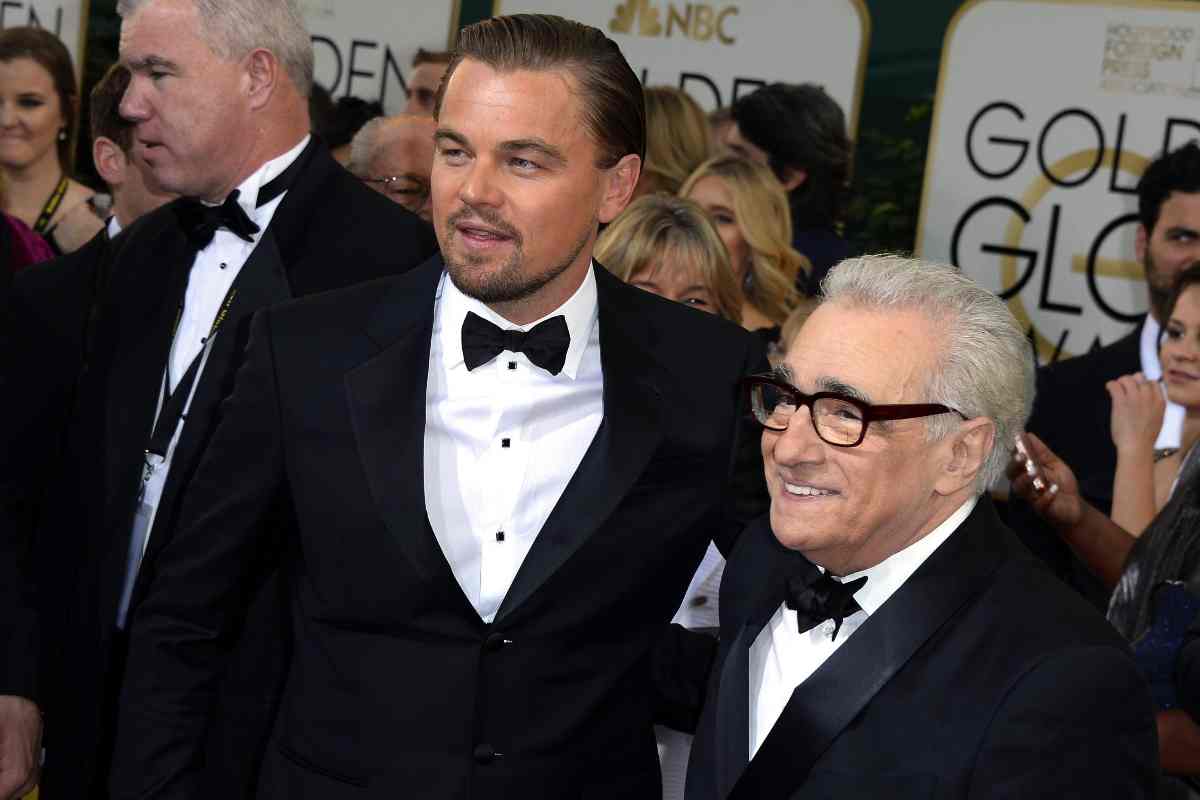 Leonardo DiCaprio abbraccia Martin Scorsese entrambi indossano uno smoking