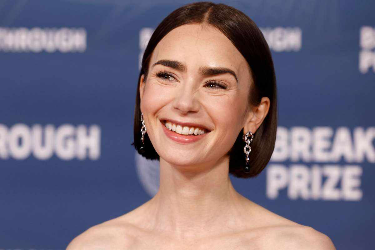 Primo piano di Lily Collins sorridente