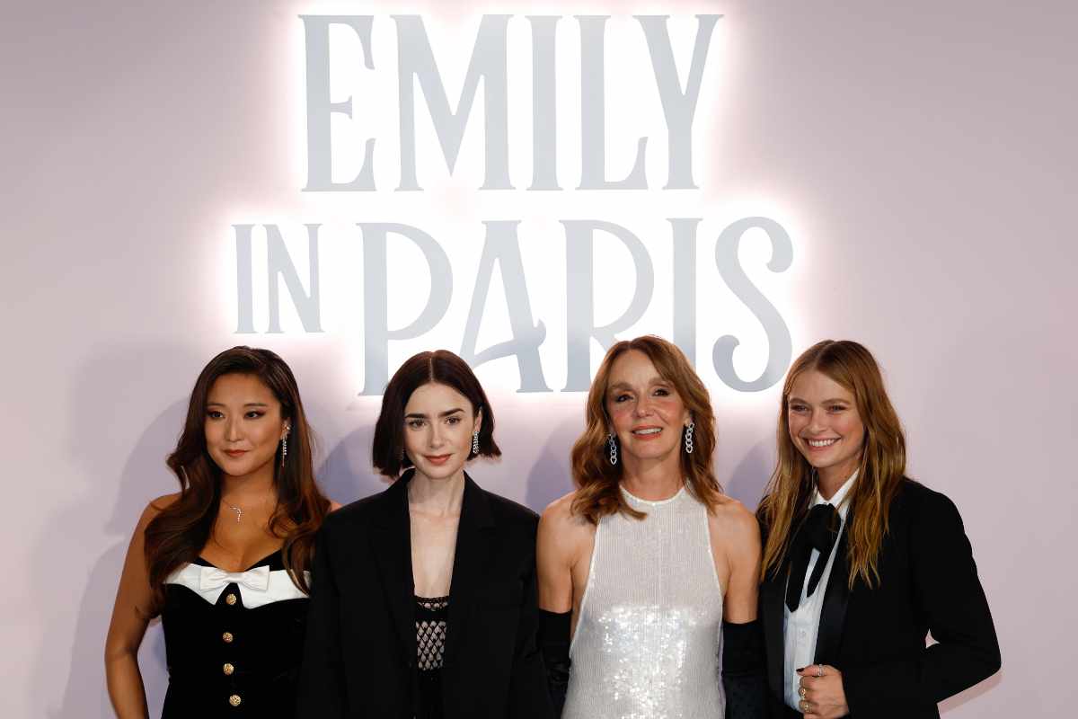 Il cast femminile di Emily in Paris in posa