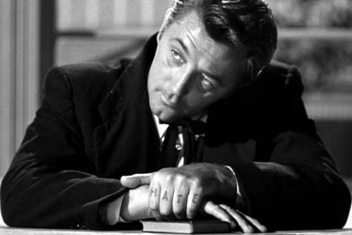 Robert Mitchum nei panni di Harry Powell in The Night of the Hunter