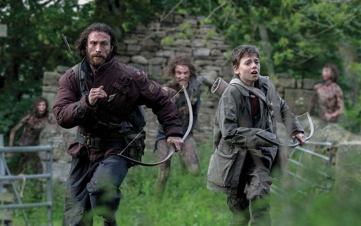 Persone armate di arco e frecce che corrono