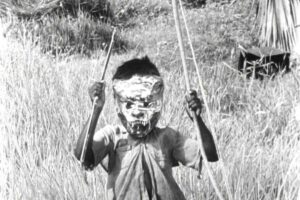 Bimbo che indossa una maschera e gioca all'aperto