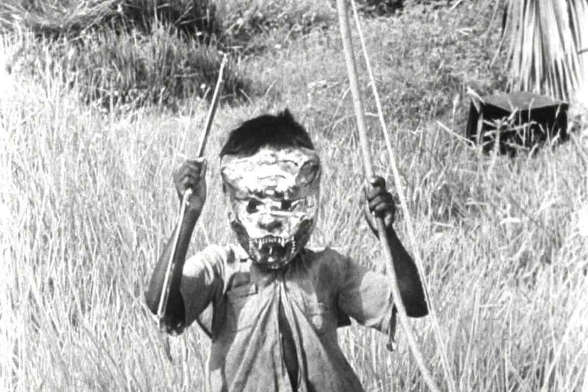 Bimbo che indossa una maschera e gioca all'aperto