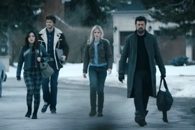 I The Boys che camminano per strada