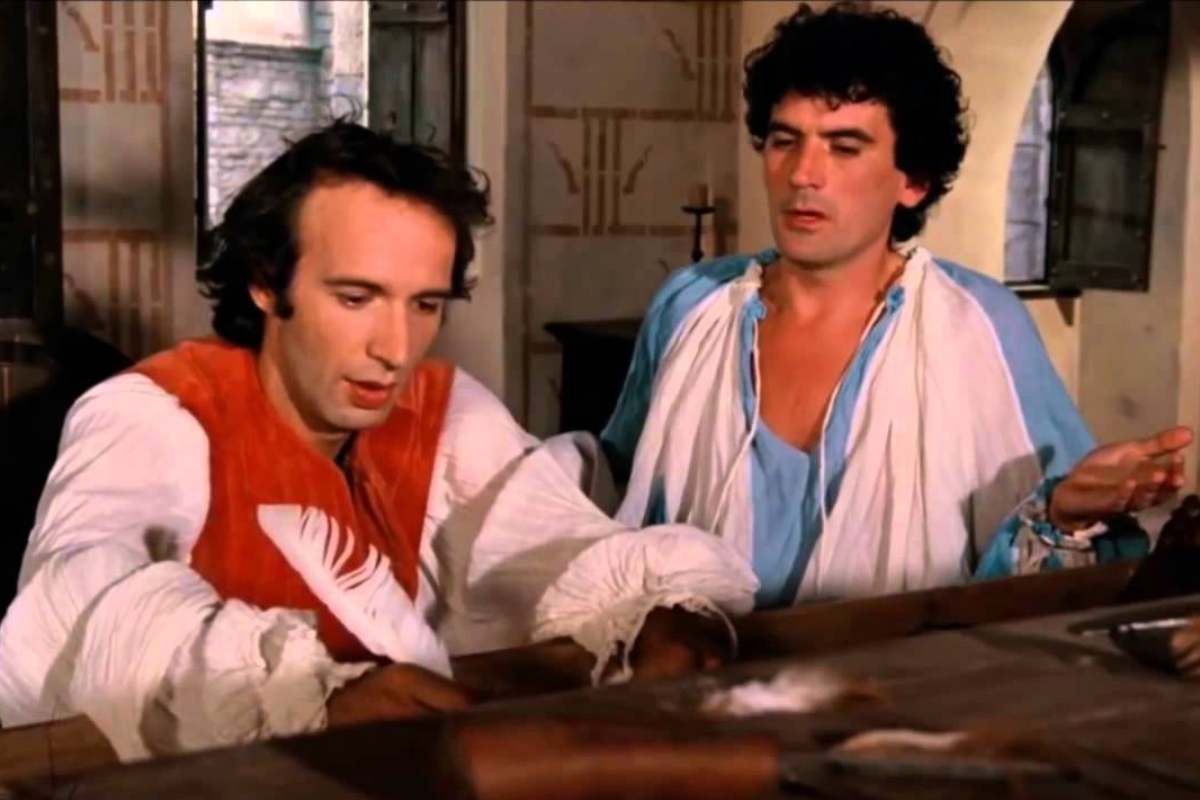 Benigni e Troisi mentre scrivono la lettera a Savonarola nella scena più iconica di Non ci resta che piangere