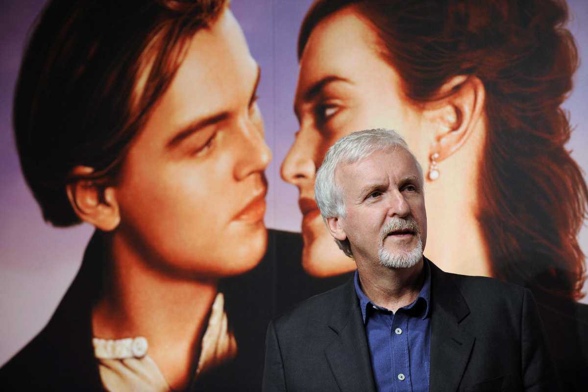 James Cameron davanti alla locandina di Titanic