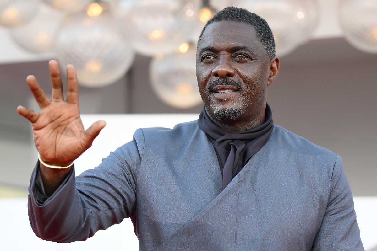 Idris Elba saluta