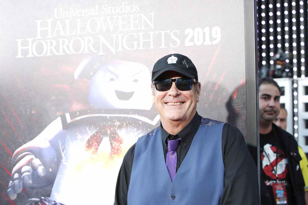  Dan Aykroyd in posa durante la prima dell'ultimo film di Ghostbusters 