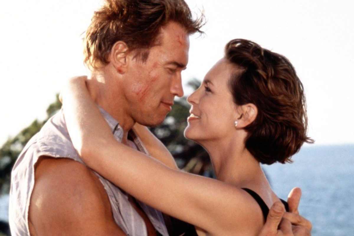 Arnold Schwarzenegger e Jamie-Lee Curtis abbracciati nella scena finale di True Lies