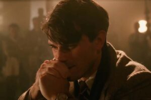 KJ Apa l'attore che interpreta James Stewart nel film Jimm, con le mani congiunte prega in quella che sembra essere una scena del film 'La vita è meravigliosa'