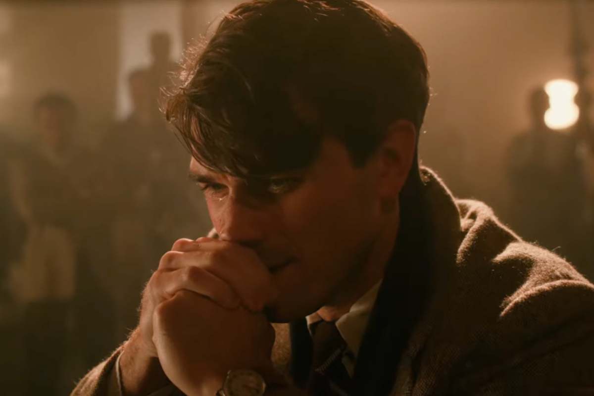 KJ Apa l'attore che interpreta James Stewart nel film Jimm, con le mani congiunte prega in quella che sembra essere una scena del film 'La vita è meravigliosa'