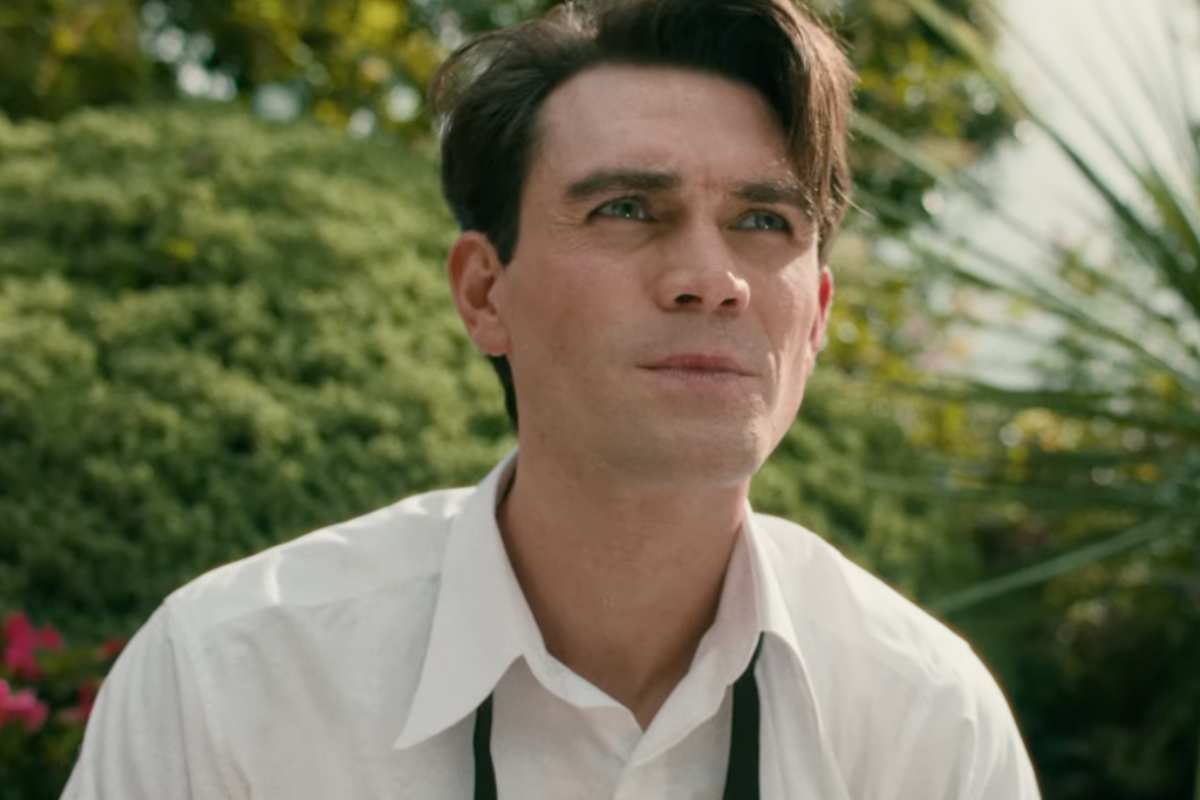 KJ Apa nei panni di James Steart indossa una camicia bianca e ha lo sguardo perso nel vuoto