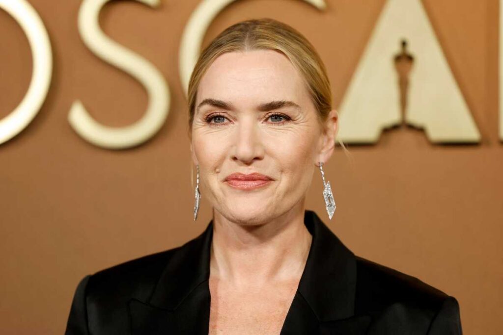 Immagine Mezzo busto di Kate Winslet con un abito nero e i capelli raccolti