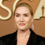 Immagine Mezzo busto di Kate Winslet con un abito nero e i capelli raccolti
