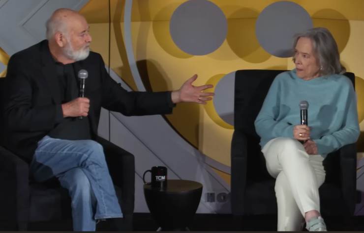 Rob Reiner e Kathy Bates seduti su due poltroncine parlano tra di loro