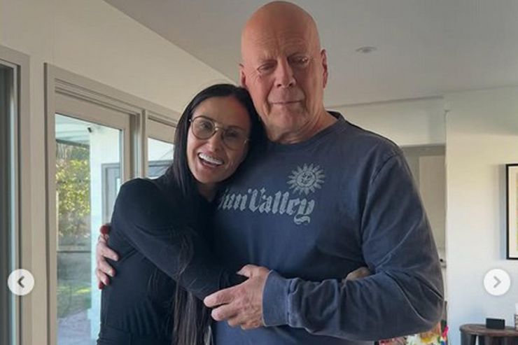Bruce Willis abbracciato a Demi Moore in occasione del suo settantesimo compleanno