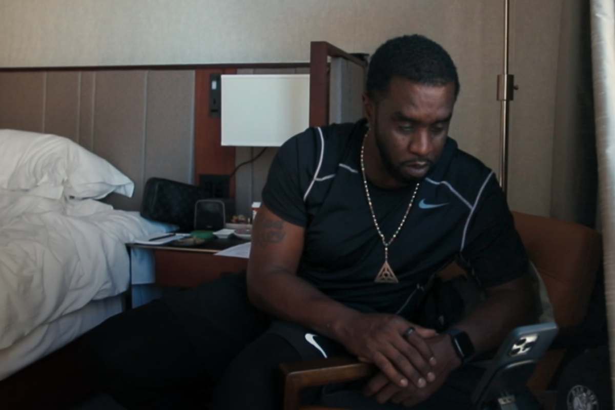 Sean Combs in una camera d'albergo